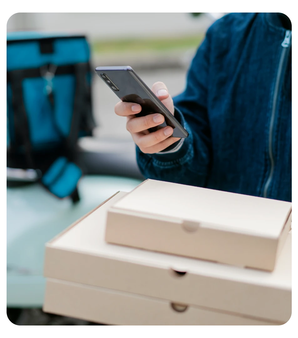 Motoboy entregador que solicitou empréstimo com garantia e continua utilizando a moto para realizar entregas.