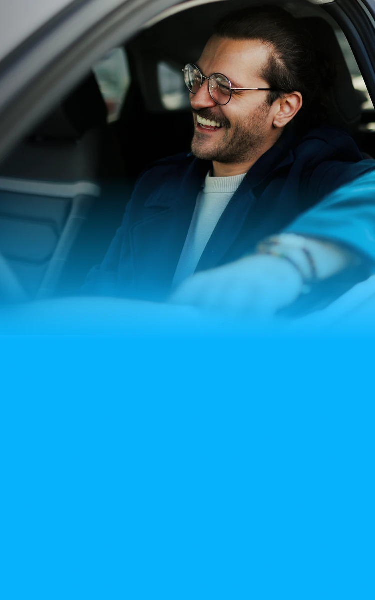 Autônomo satisfeito após solicitar empréstimo com garantia de veículo.