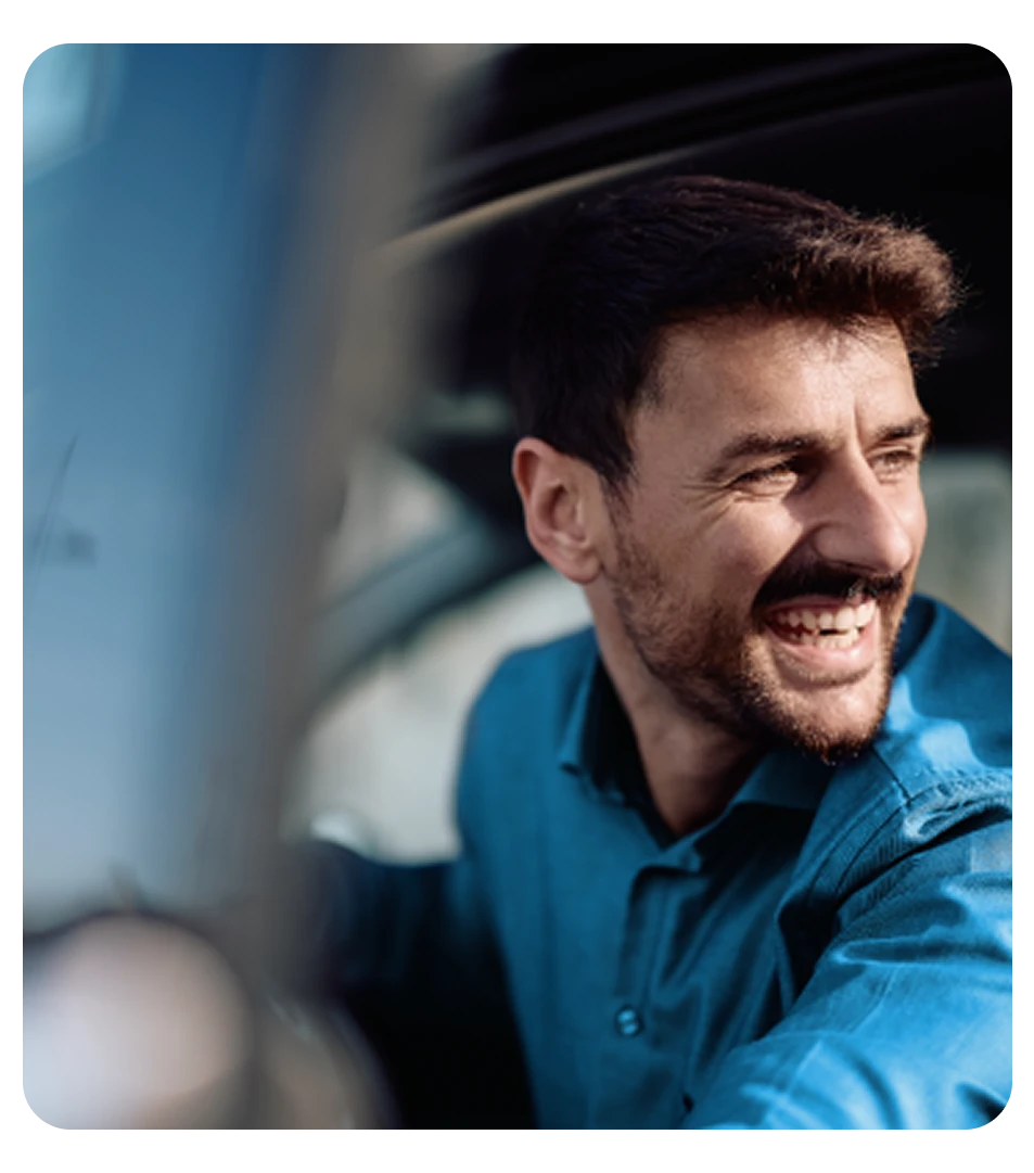 Homem de camisa azul faz simulação online para consultar a taxa de juros do empréstimo com garantia.