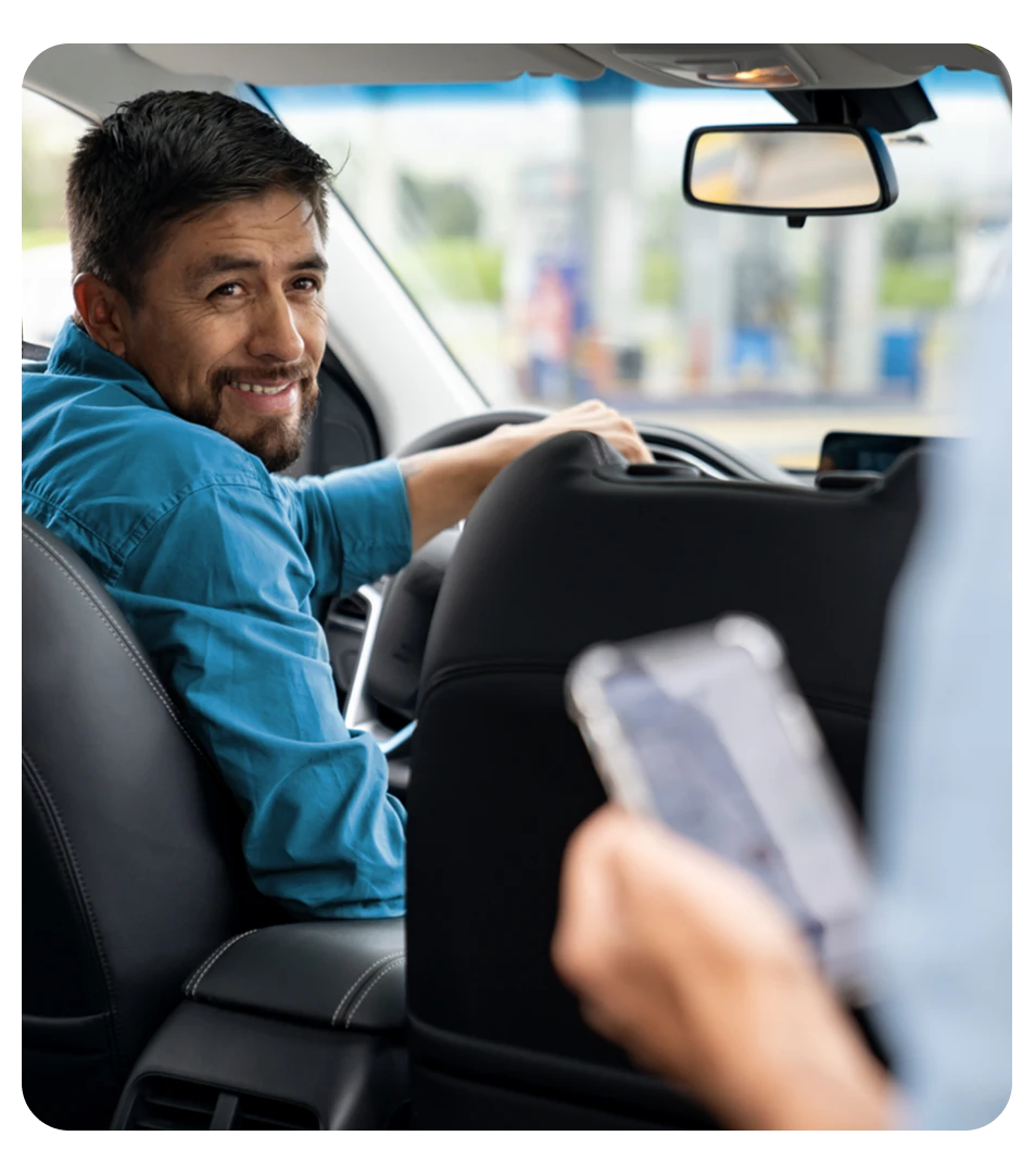 Motorista dentro do veículo conversando sobre empréstimo.