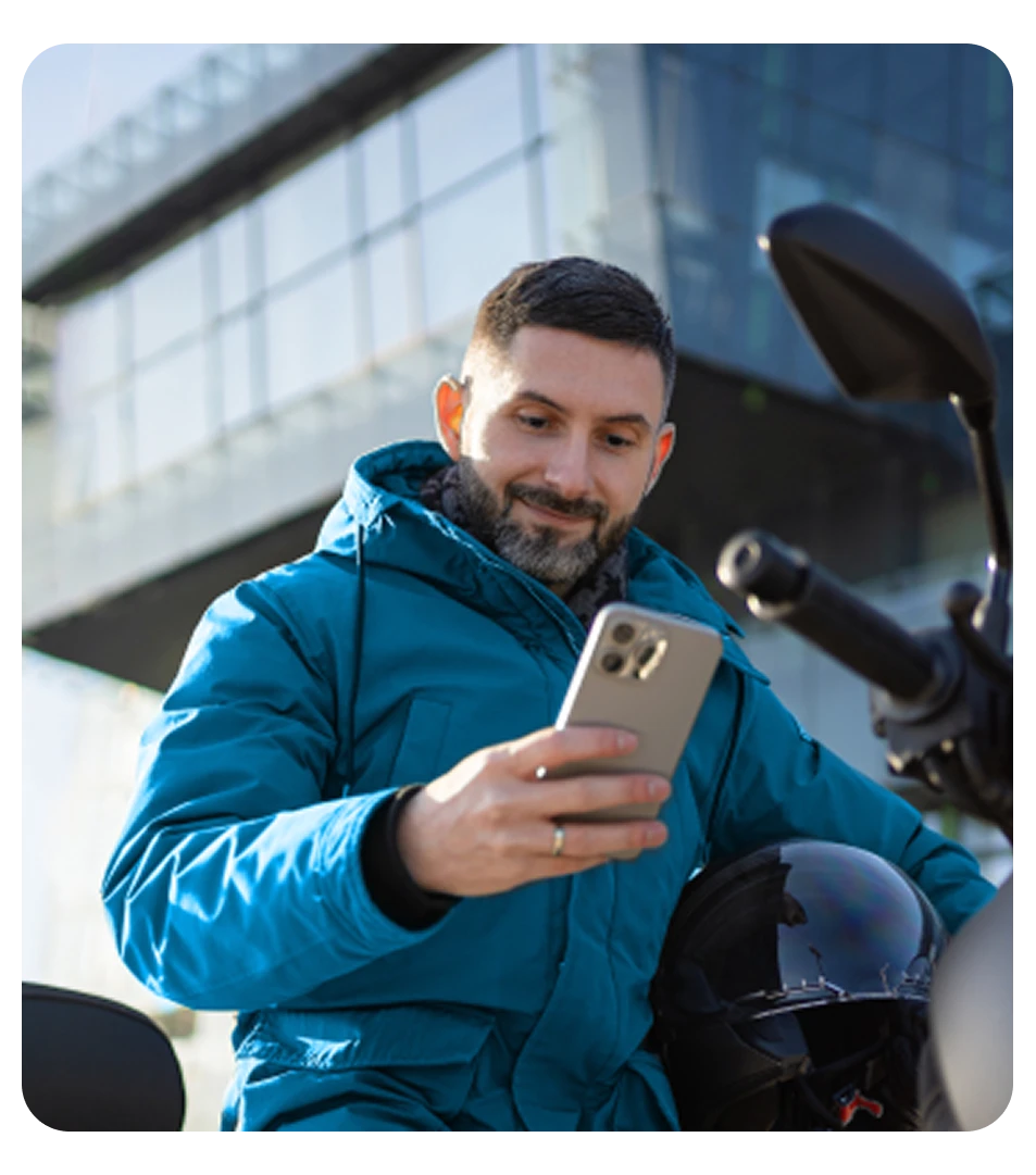 Motoqueiro lendo sobre como funciona o empréstimo com a moto como garantia.