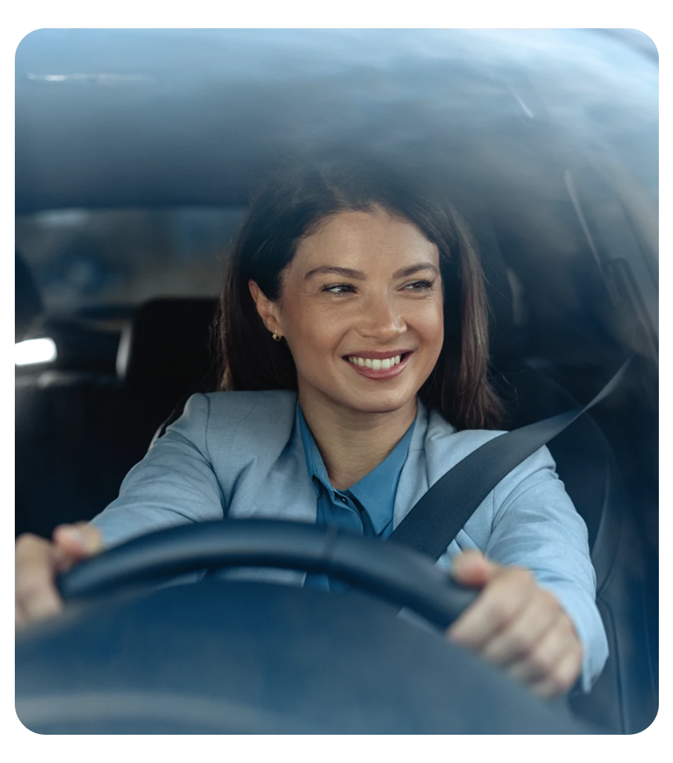 Mulher autônoma satisfeita explica como funciona o empréstimo com garantia de veículo.