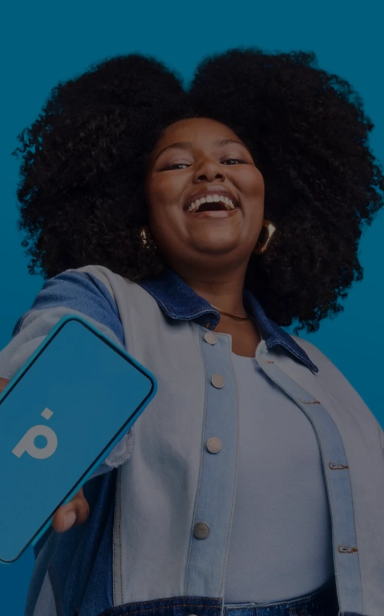 Imagem de uma mulher com o celular na mão direita